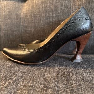 Vintage Black caviar Robusta John Fluevog  heels